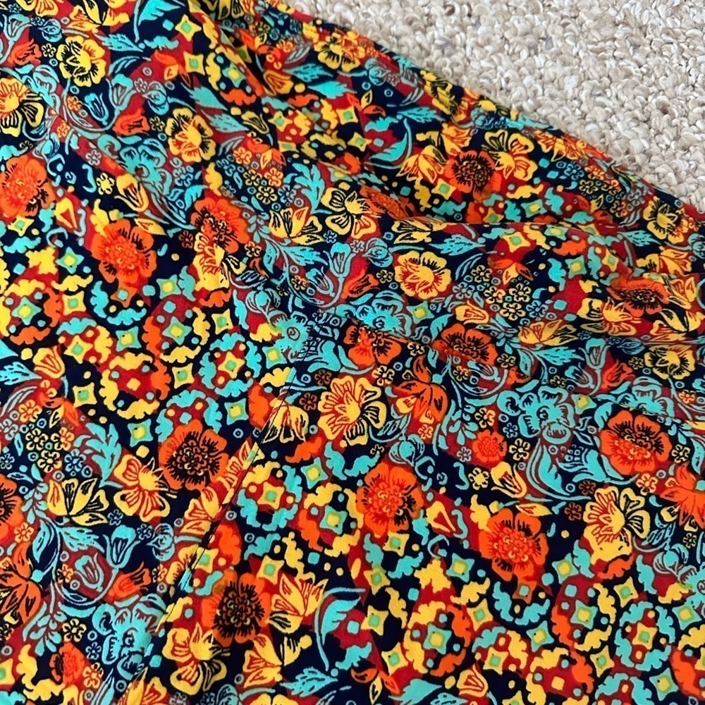 LulaRoe Tall & Curvy Leggings - Picture 2 of 4